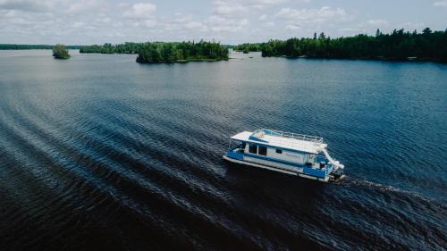 Babbitt Boat Rental | Stylish Classic Bunk House - Floating Boat - Fast Wi-Fi HB05