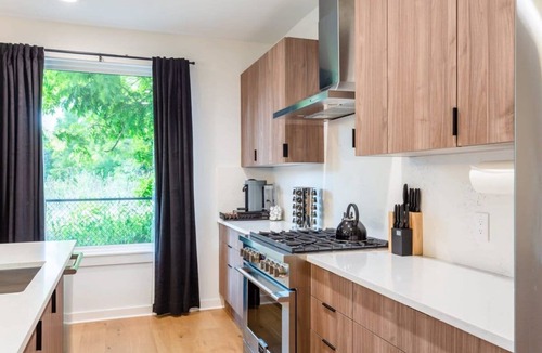 Govalle House | Stylish Clubhouse Retreat w/Hot Tub near Downtown