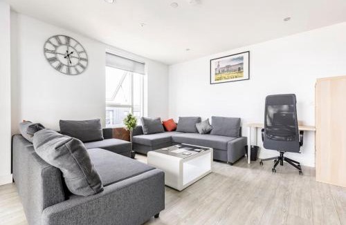 South Harrow Apartment | Stylish & Comfortable Top-Floor Flat in Harrow