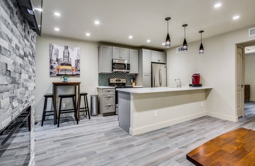 Dallas House | Stylish Condo near SMU, NorthPark & Greenville Ave with Pool