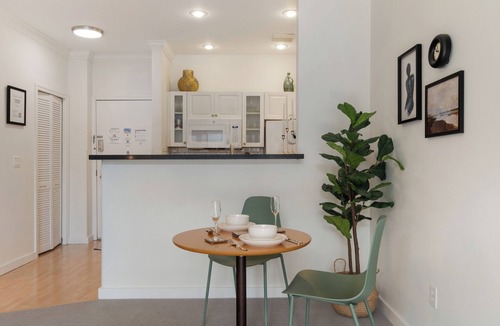 Belltown House | Stylish condo @ Seattle's Heart + Pool & Parking