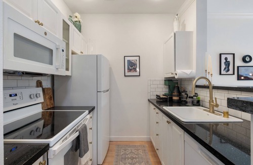 Belltown House | Stylish condo @ Seattle's Heart + Pool & Parking