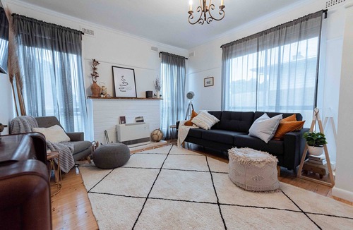 Portland House | Stylish, Cosy 3 bedroom house. Close to beach/shops