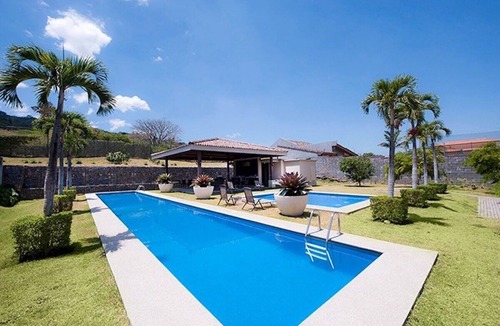 Santa Ana Apartment | Stylish & Cozy Apartment in Santa Ana