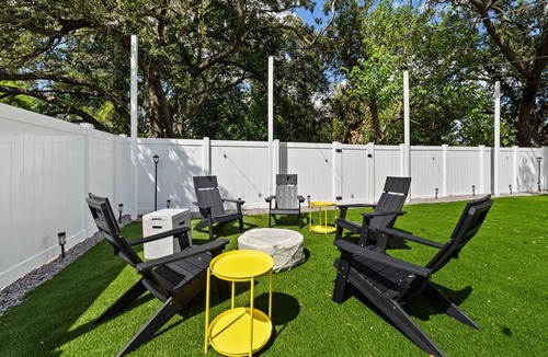 Oakford Park House | Stylish & Cozy Family Gem ~ 5 Star Location ~ Backyard