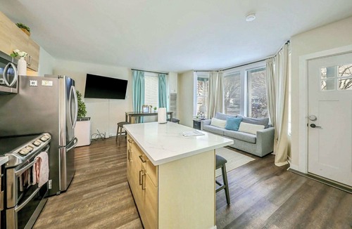 Renton House | Stylish Deluxe Kitchen/King Bed/Laundry/Free Parking
