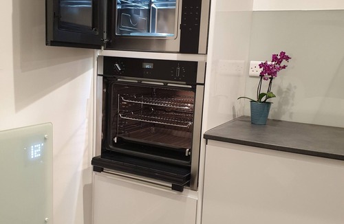 Patchway Apartment | Stylish detached studio with a wet room, Satellite TV & other amenities 😀