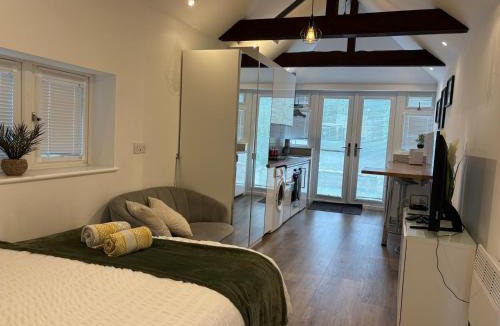 Banstead Apartment | Stylish Detached Studio, Banstead with off street Parking