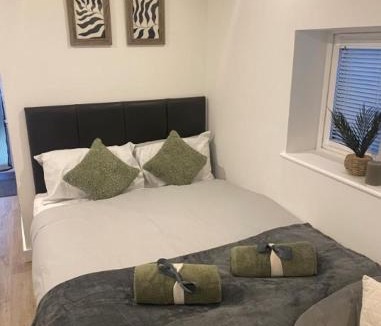 Banstead Apartment | Stylish Detached Studio, Banstead with off street Parking