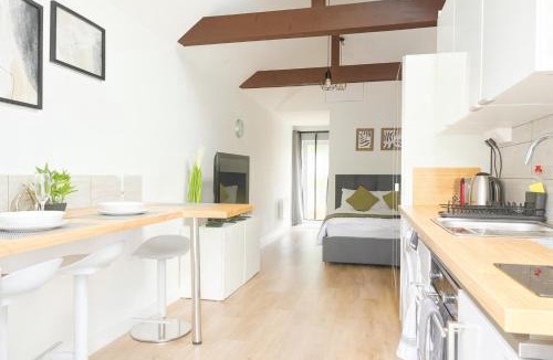 Banstead Apartment | Stylish Detached Studio, Banstead with off street Parking
