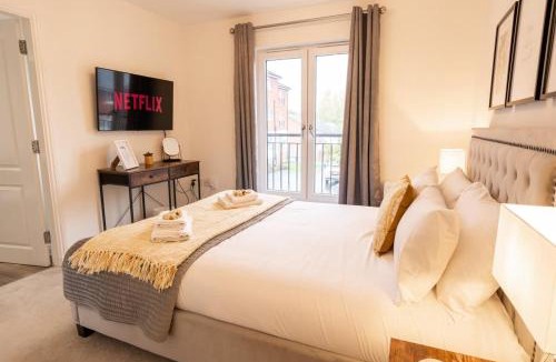 Greasby House | Stylish Detached Upton Home Sleeps 8 Parking