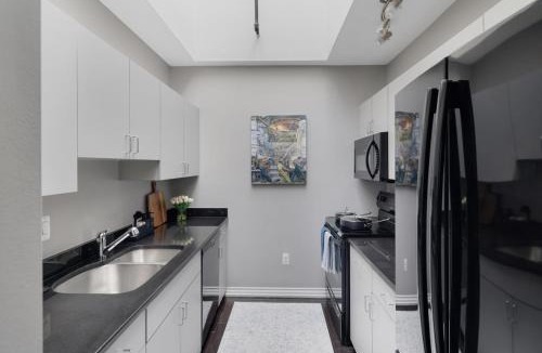 Royal Oak Apartment | Stylish Downtown 2BR Luxury Comfort and Views