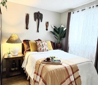 North Central Edmonton Apartment | Stylish Downtown Condo near Rogers Place l Parking, Pool, Gym, Balcony & Kitchen