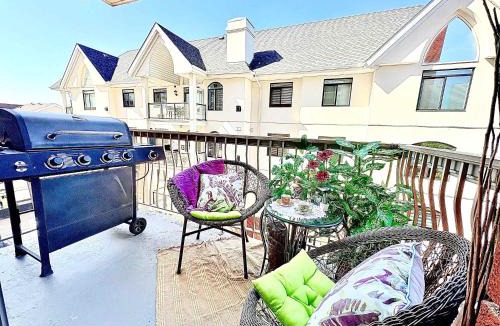 North Central Edmonton Apartment | Stylish Downtown Condo near Rogers Place l Parking, Pool, Gym, Balcony & Kitchen