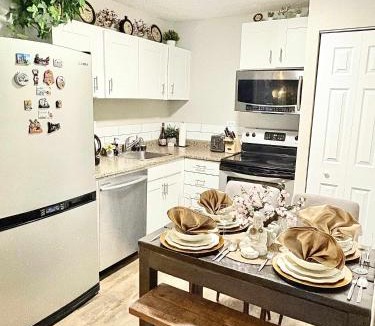 North Central Edmonton Apartment | Stylish Downtown Condo near Rogers Place l Parking, Pool, Gym, Balcony & Kitchen