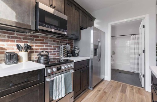 Tulare Apartment | Stylish Downtown Studio Loft Above Tap Yard