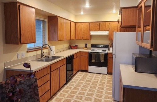 Clarkston Condo | Stylish Duplex close to shops, dining, hospitals in charming Clarkston, WA