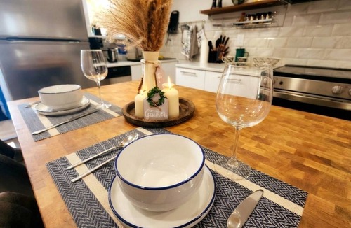 Walkerville Apartment | Stylish Duplex in Vibrant Little Italy, WIFI, USA