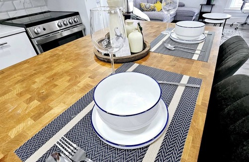 Walkerville Apartment | Stylish Duplex in Vibrant Little Italy, WIFI, USA