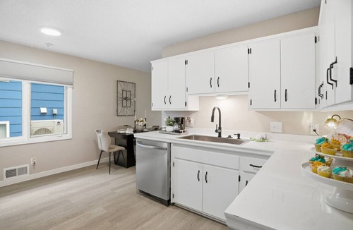 Ericsson Apartment | Stylish Duplex w/WiFi, Kitchen & Blackout Shades