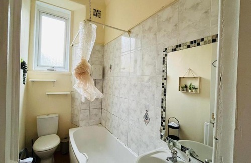 Edinburgh Apartment | Stylish Easter Road Flat