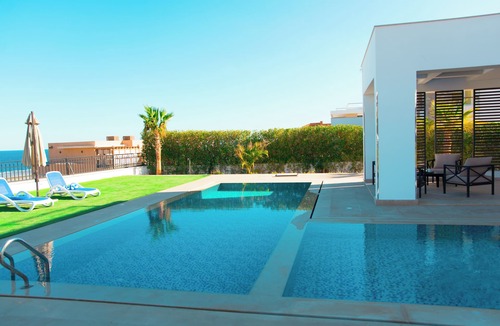 Hurghada Villa | Stylish palm villa with full sea views