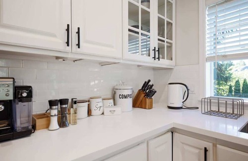Kirkland House | Stylish & Elegant 2BR 2.5BA Haven in Kirkland