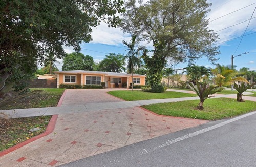 North Miami Beach House | Stylish family home 10min from beach :free parking