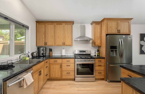 Oak Creek House | Stylish Family Retreat w/Patio, & Game Console in Heart of Lake Oswego’s Westlake Neighborhood