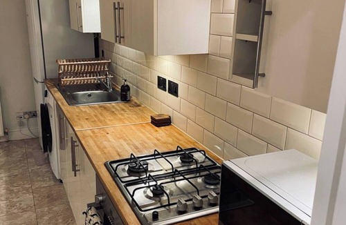 St. Mark's Apartment | Stylish Flat in London 5 minutes Walk From The River/Surbiton Station