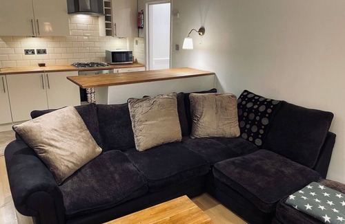 St. Mark's Apartment | Stylish Flat in London 5 minutes Walk From The River/Surbiton Station