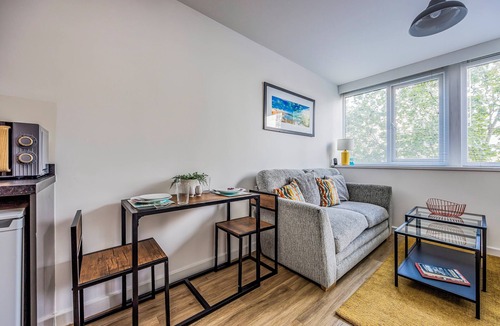 Portsmouth City Centre Apartment | Stylish Flat in the City Centre - Pass the Keys