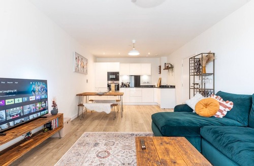 Charlton Apartment | Stylish Flat Near Charlton Station - Pass the Keys