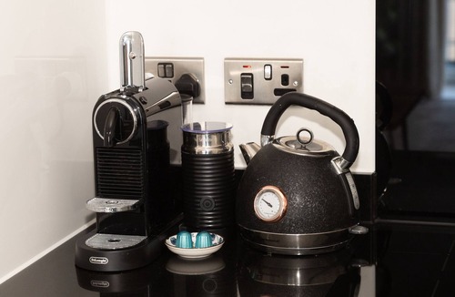 Charlton Apartment | Stylish Flat Near Charlton Station - Pass the Keys