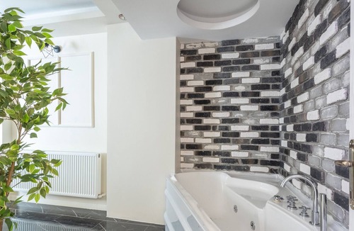 Harbiye Apartment | Stylish Flat w Jacuzzi 5 min to City Nisantasi