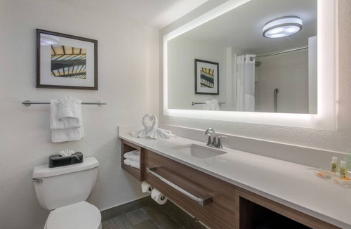 Tropic Hotel | Stylish Florida Getaway | King Unit | Pool Access | Free Parking | Pets Allowed