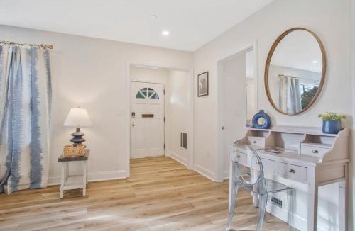 Annapolis House | Stylish + fresh bungalow 2 blocks from N-MC Stadium
