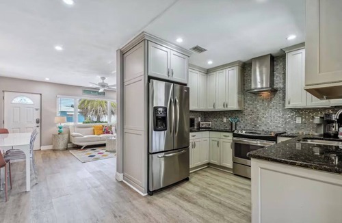 South Pinellas Community Council House | Stylish HGTV HOME! 4 BR Pool + Cabana 6 mins to BEACH option to heat pool