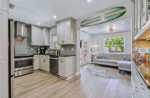 South Pinellas Community Council House | Stylish HGTV HOME! 4 BR Pool + Cabana 6 mins to BEACH option to heat pool
