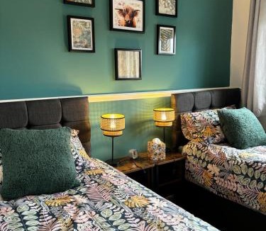 Linlithgow House | Stylish home in Linlithgow Near Edinburgh Airport Free parking Free WiFi