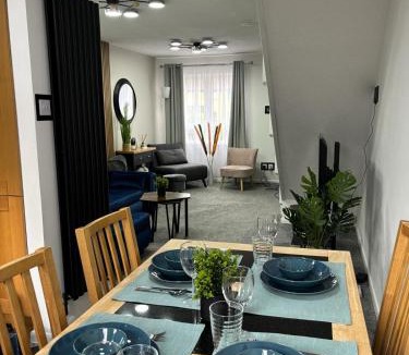 Linlithgow House | Stylish home in Linlithgow Near Edinburgh Airport Free parking Free WiFi