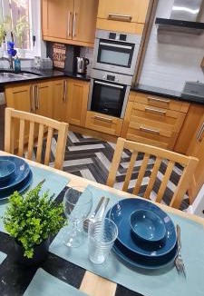 Linlithgow House | Stylish home in Linlithgow Near Edinburgh Airport Free parking Free WiFi