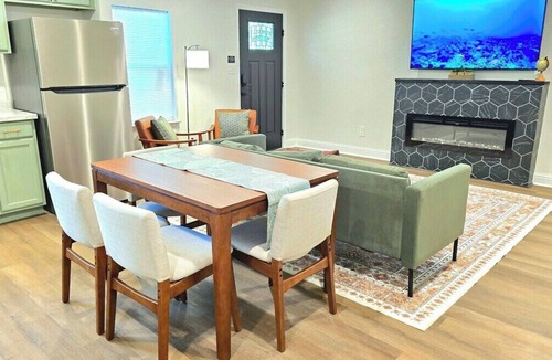 Mobile House | Stylish Home | Sleep 6 | Mid Town