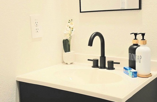 Mobile House | Stylish Home | Sleep 6 | Mid Town