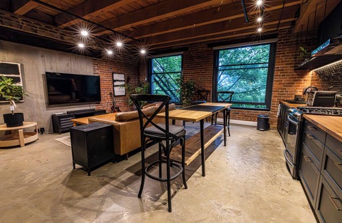 Chinatown Apartment | Stylish Industrial Loft Historic Gastown