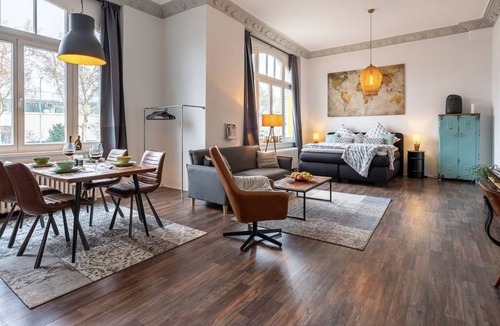 Sued Apartment | Stylish industrial loft | Box spring bed & Netflix