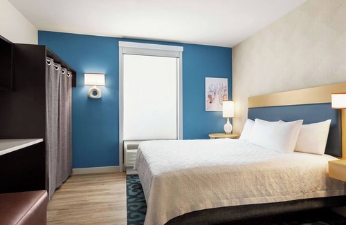 Queens Hotel | Stylish King Studio Suite with a Seamless Layout and a Laid-Back Comfy Vibe