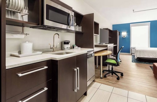 Queens Hotel | Stylish King Studio Suite with a Seamless Layout and a Laid-Back Comfy Vibe