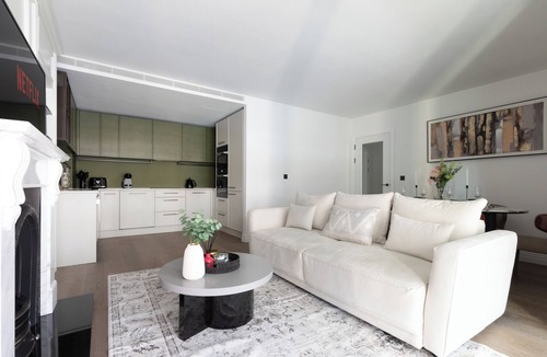 Sands End Apartment | Stylish London Apartment with Terrace – Near Chelsea & River Thames