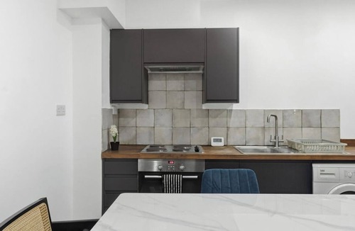Childs Hill Apartment | Stylish London two bedroom apartment - Free Parking and Wi-Fi
